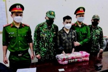 Nam thanh niên liều lĩnh dùng xe máy chở cả ba lô ma túy đá