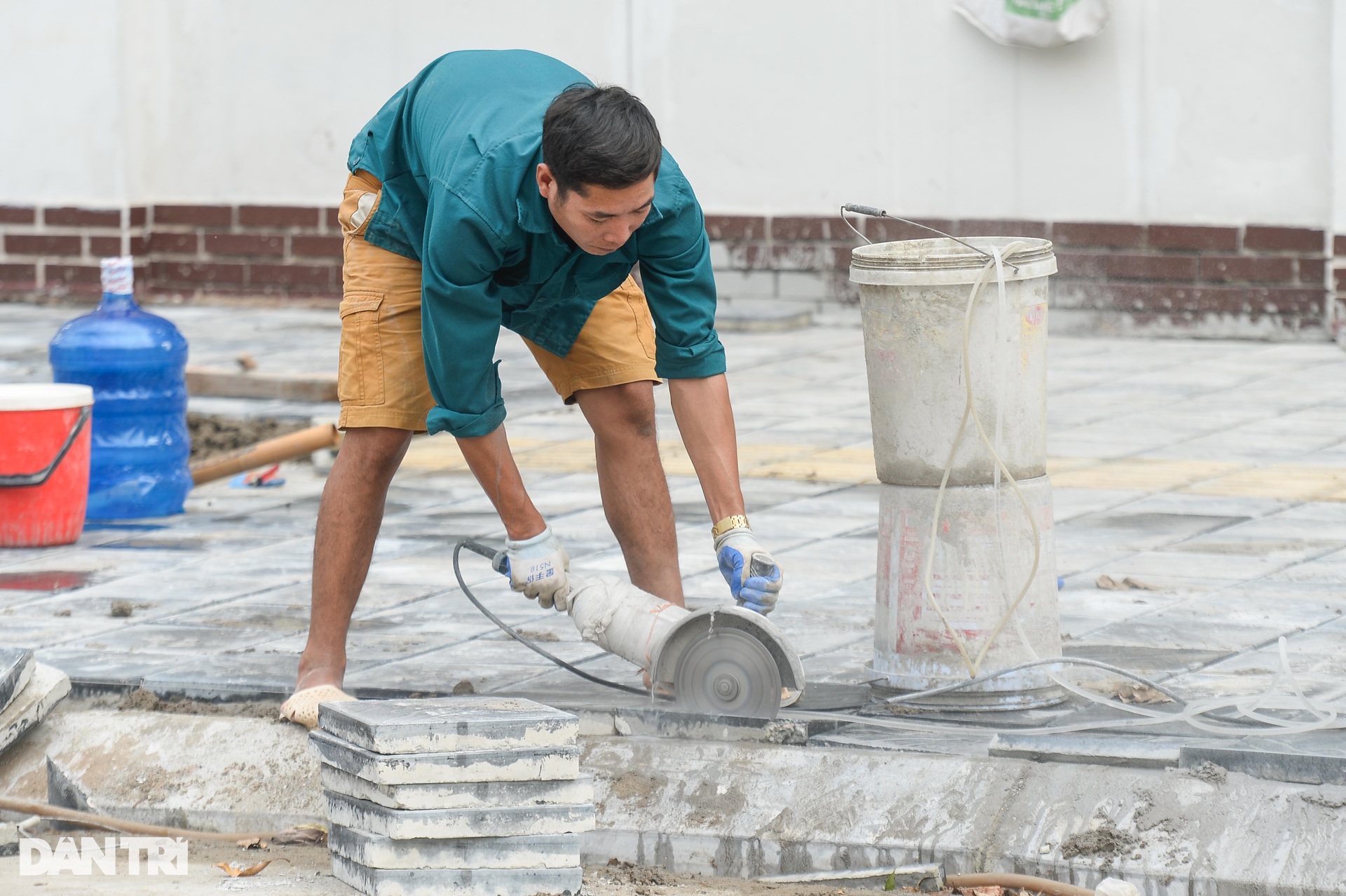 Hà Nội ngổn ngang lát đá vỉa hè dịp cuối năm - 7 Hà Nội ngổn ngang lát đá vỉa hè dịp cuối năm - 7