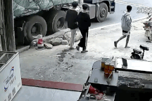 Xe tải nổ tung lốp trong một tình huống giao thông không hiếm gặp