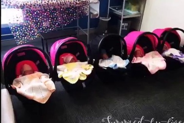 Bà mẹ sinh 5 khoe những đứa con đẹp như thiên thần