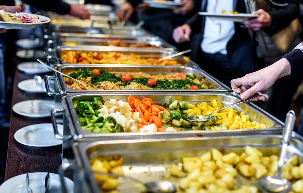 Nhóm khách nước ngoài trộm 35kg thực phẩm từ nhà hàng buffet để ăn dần - 2 Nhóm khách nước ngoài trộm 35kg thực phẩm từ nhà hàng buffet để ăn dần - 2