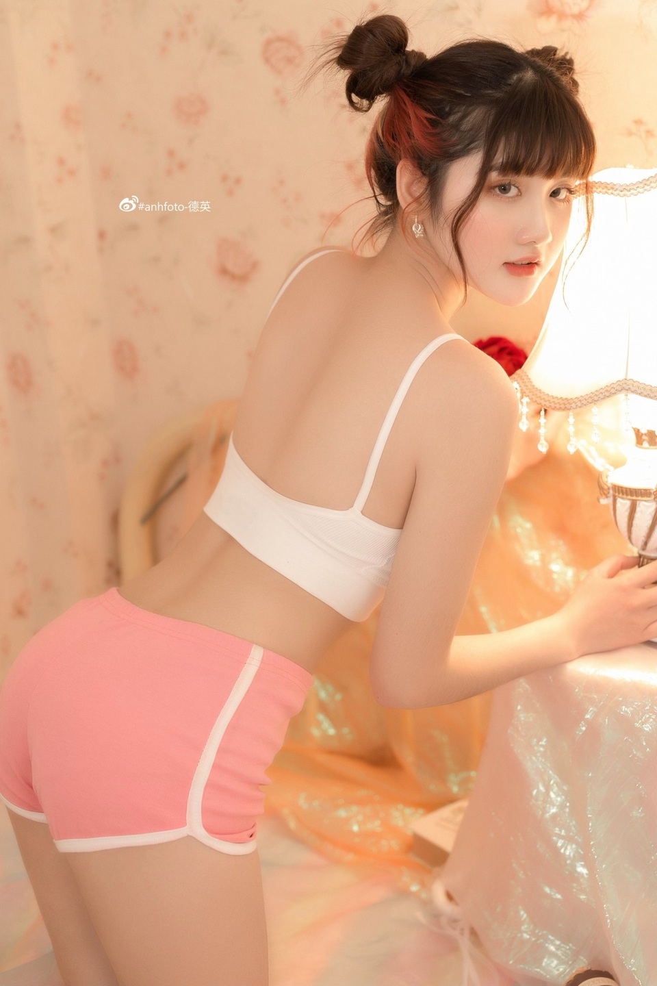 Hot girl gợi cảm chăm chỉ làm đủ nghề: thợ làm tóc, xe ôm, người mẫu... - 3