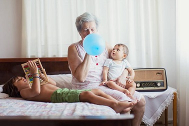 Nhờ bà nội ra trông cháu, chồng tôi nhất quyết “phải trả tiền công cho bà”