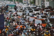 Trước khi cấm xe máy xăng, bạn đọc tha thiết "xin lại cái vỉa hè"