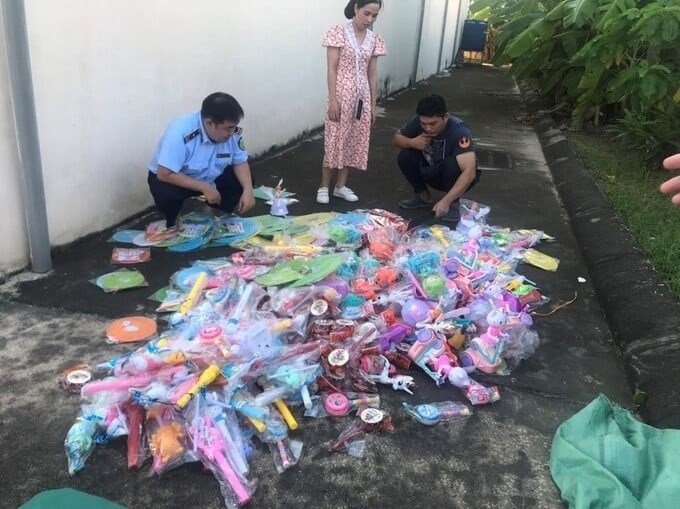 Lực lượng chức năng tiêu hủy toàn bộ hàng hóa vi phạm là 671 sản phẩm đồ chơi trẻ em (Ảnh: Công an Thanh Hóa)