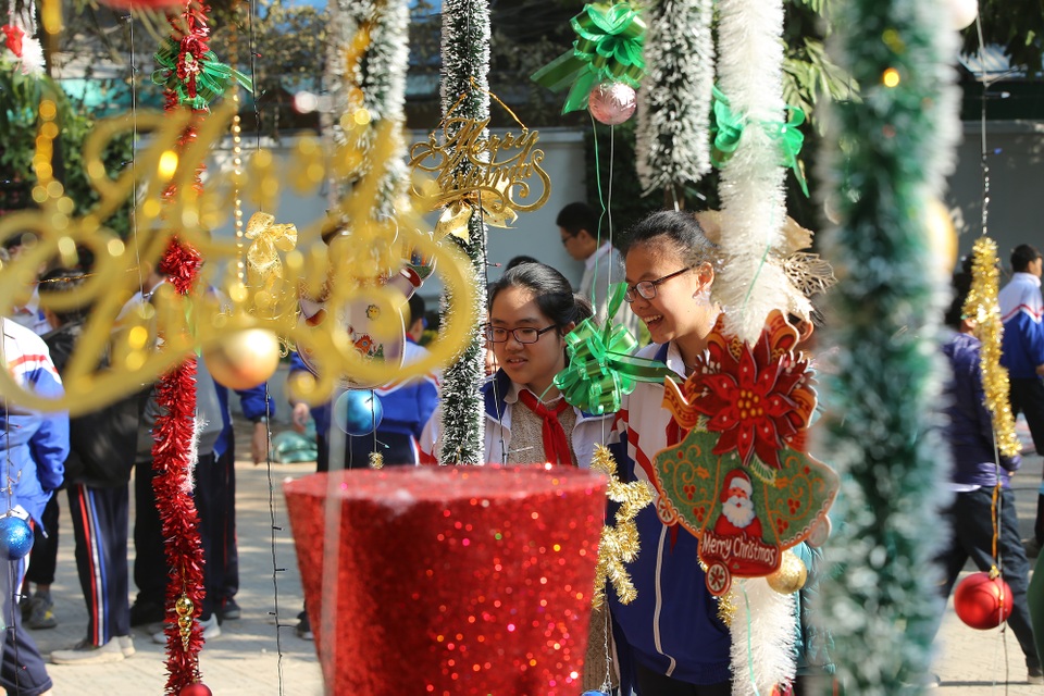 Học sinh trường cấp 2 tại Hà Nội trang trí cây thông Noel “siêu to khổng lồ” - 8 Học sinh trường cấp 2 tại Hà Nội trang trí cây thông Noel “siêu to khổng lồ” - 8
