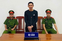 Nghịch tử dùng xăng đốt mẹ ruột