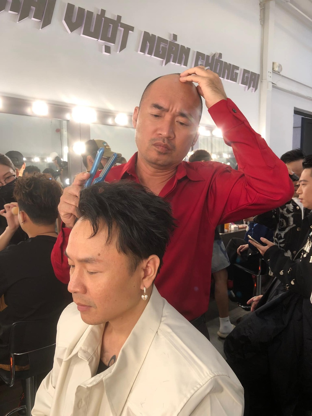 Tiến Luật hát nhạc buồn nhưng lại gây cười, bị chế ảnh sau show Anh trai - 11 Tiến Luật hát nhạc buồn nhưng lại gây cười, bị chế ảnh sau show Anh trai - 11
