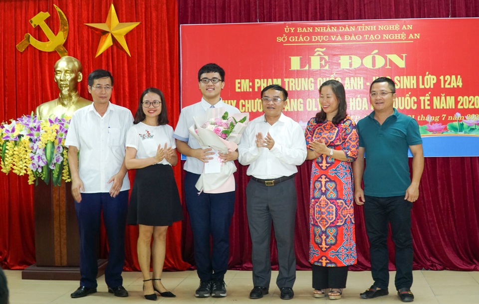 Đón nam sinh xứ Nghệ đầu tiên đạt Huy chương vàng Olympic Hóa học quốc tế - 3 Đón nam sinh xứ Nghệ đầu tiên đạt Huy chương vàng Olympic Hóa học quốc tế - 3