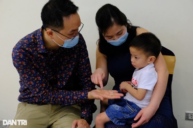 6 năm chờ đợi, vợ chồng người Na Uy xúc động ôm bé trai người Việt vào lòng