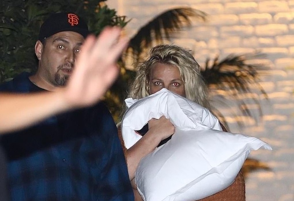 Britney Spears veröffentlicht seltsames Tanzvideo und verhält sich in der Öffentlichkeit unangemessen – 4 Britney Spears đăng video nhảy múa lạ, cư xử bất ổn ở nơi công cộng - 4
