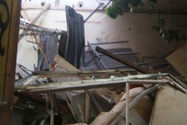 Tường đổ, 2 nhân viên công ty chè nguy kịch