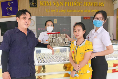 Hai chị em bỏ ống heo 3 năm được 6kg tiền lẻ đi mua vàng tặng cha