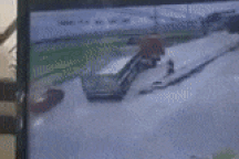 Tranh cãi tình huống Mazda 3 bẹp đầu dưới gầm xe container