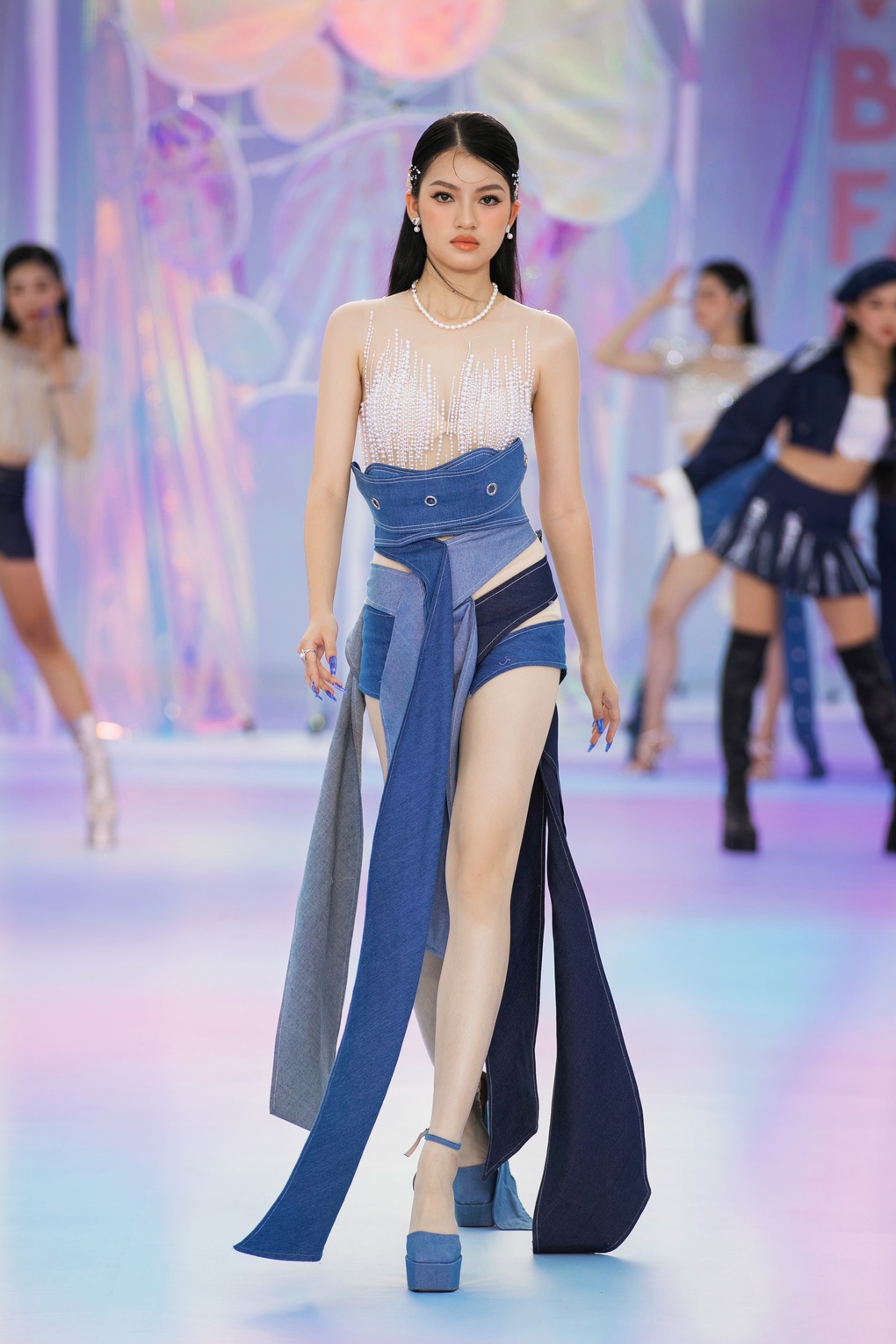 Hoa hậu Lương Thùy Linh gợi cảm, đá váy điêu luyện trong show thời trang - 3 Hoa hậu Lương Thùy Linh gợi cảm, đá váy điêu luyện trong show thời trang - 3