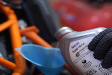 Dầu động cơ là gì và tác dụng đối với xe máy của bạn