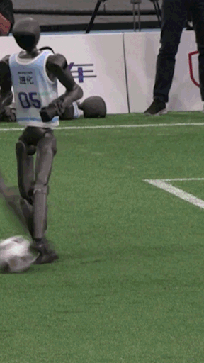 Robot thi đấu và những pha “nằm sân” khó đỡ