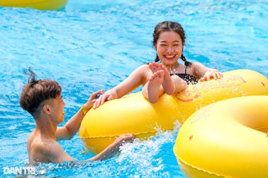 Người Hà Nội đổ xô tới công viên nước "giải nhiệt" cơn nóng bức đầu hè