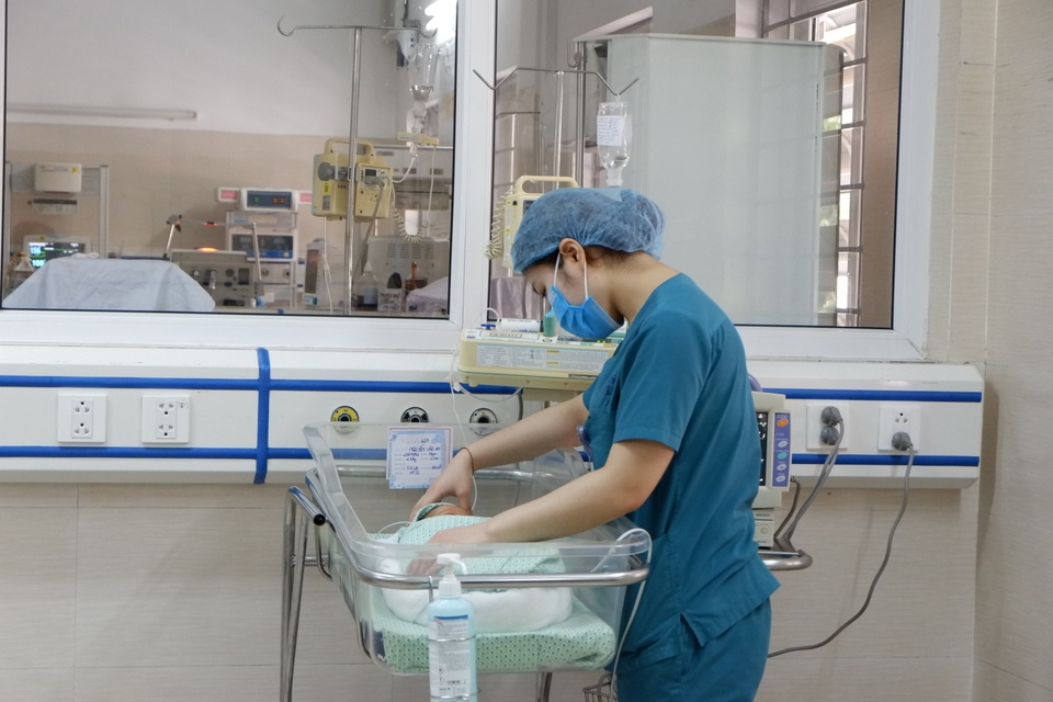 Hành trình kỳ diệu trở về với cuộc sống của bé sơ sinh bị bỏ rơi ở hố ga - 6 Hành trình kỳ diệu trở về với cuộc sống của bé sơ sinh bị bỏ rơi ở hố ga - 6