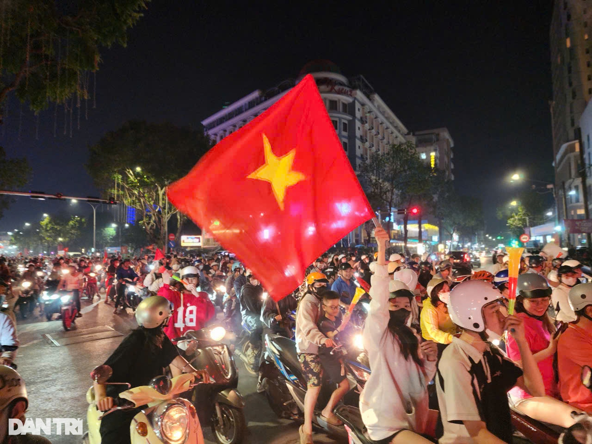 Người dân cả nước xuống đường đi bão ăn mừng tuyển Việt Nam vô địch - 9 Người dân cả nước xuống đường đi bão ăn mừng tuyển Việt Nam vô địch - 9