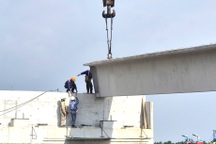 Cầu Đại Ngãi 2 bắc qua sông Hậu gác dầm đầu tiên nặng 80 tấn