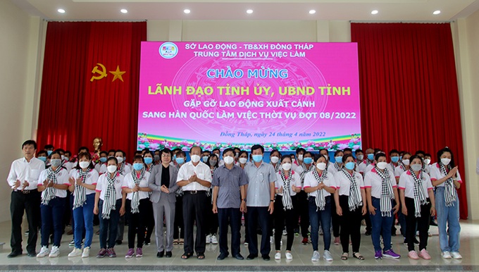 Lãnh đạo tỉnh Đồng Tháp gặp gỡ, động viên lao động trước khi xuất cảnh. (Ảnh: CTTĐT Đồng Tháp).
