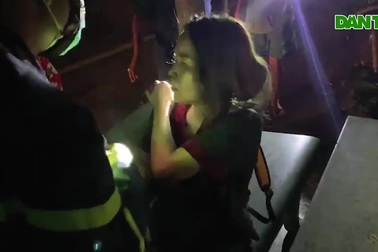 Ba mẹ con mắc kẹt trong căn nhà cháy