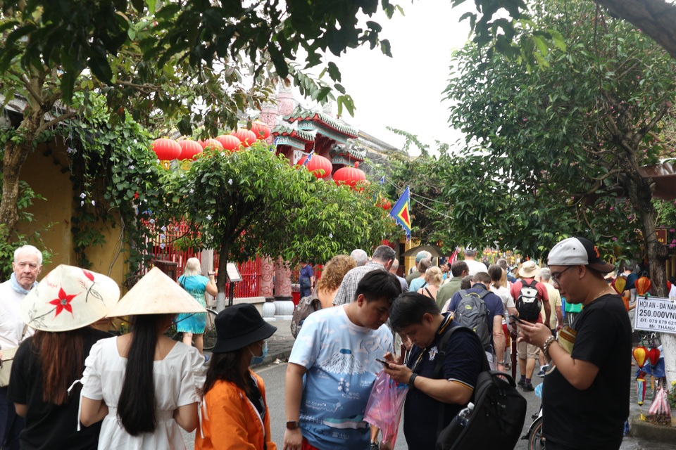 Hội An thắt chặt phòng ngừa dịch bệnh, du khách vẫn tấp nập tham quan - 1 Hội An thắt chặt phòng ngừa dịch bệnh, du khách vẫn tấp nập tham quan - 1