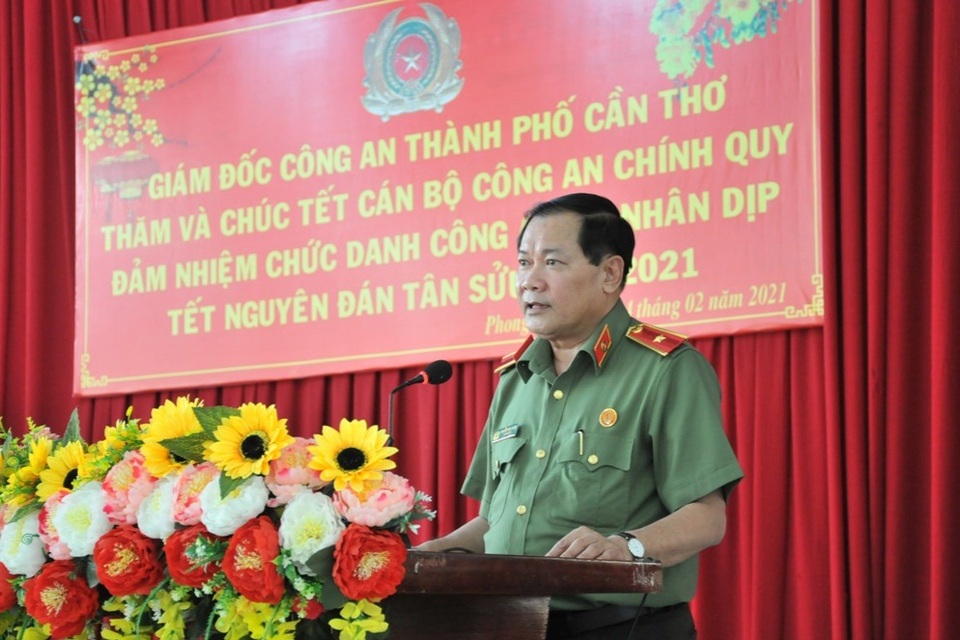 Giám đốc Công an tặng 242 phần quà Tết tới công an chính quy công tác ở xã - 1 Giám đốc Công an tặng 242 phần quà Tết tới công an chính quy công tác ở xã - 1