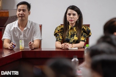 Phụ huynh "vây" trường Tây Mỗ 3, yêu cầu minh bạch danh sách tuyển sinh