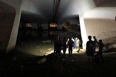 Hàng chục thợ lặn xuyên đêm tìm cô gái trẻ nhảy sông