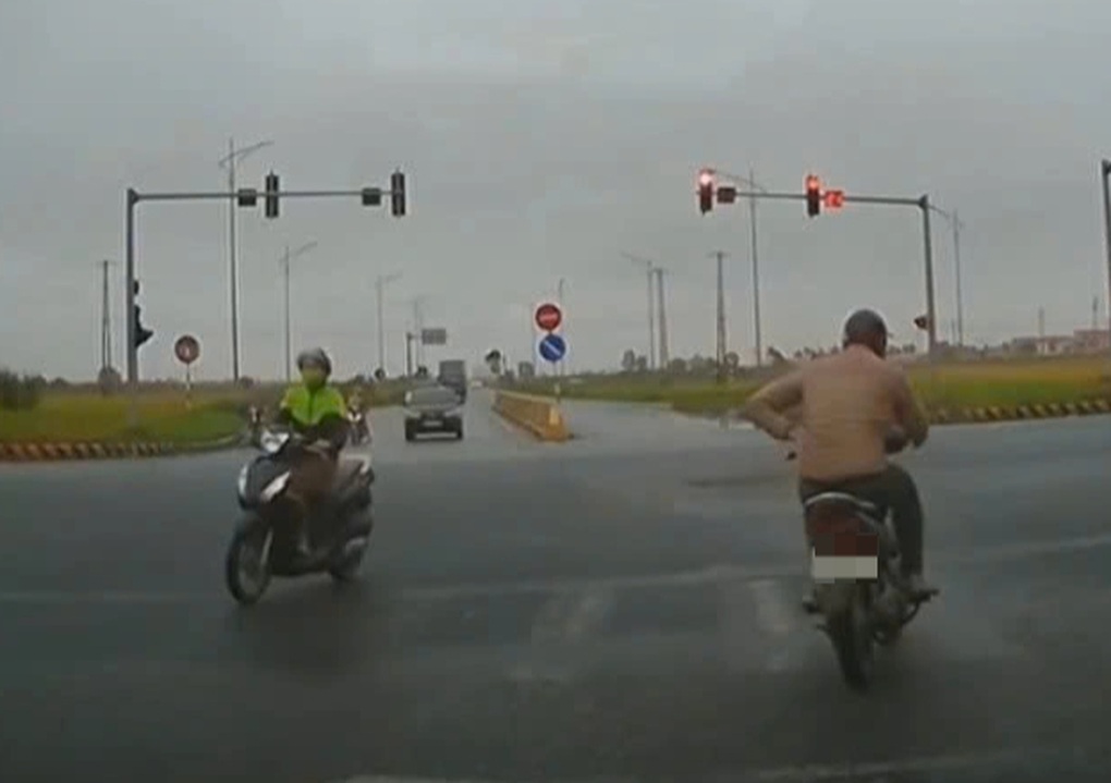 Nam thanh niên bị phạt 5 triệu đồng vì vượt đèn đỏ - 1 Nam thanh niên bị phạt 5 triệu đồng vì vượt đèn đỏ - 1