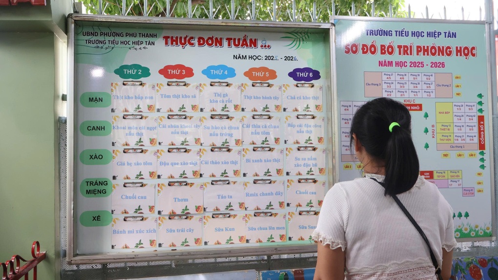 Föräldrar i Ho Chi Minh-staden kikar in i skolköket och provar sina barns skolluncher - 4 Phụ huynh TPHCM soi bếp ăn bán trú, ăn thử bữa trưa của con ở trường - 4