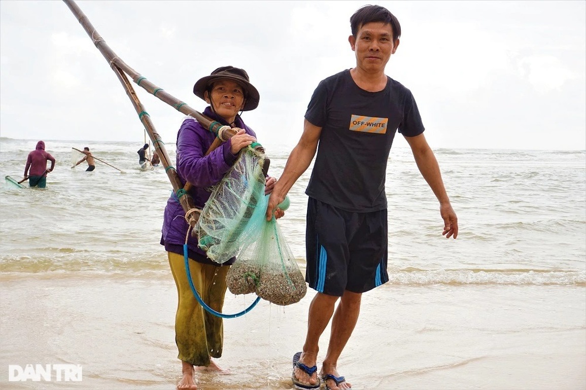 Gần Tết, ngư dân rủ nhau lội ngược sóng, lọc cát thu lộc biển - 11 Gần Tết, ngư dân rủ nhau lội ngược sóng, lọc cát thu lộc biển - 11