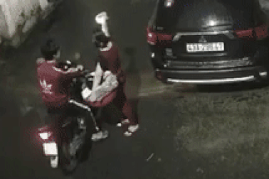 Tên cướp giật dây chuyền trong chớp mắt khi vờ hỏi đường