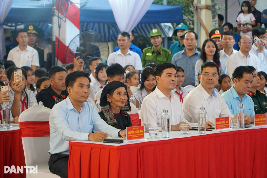 Đoàn lãnh đạo tháp tùng Thủ tướng nhường ghế cho học sinh và người dân ngồi - 3