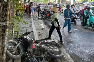 Vụ ô tô tông liên hoàn xe máy: 4 nạn nhân nhập viện, một người tử vong