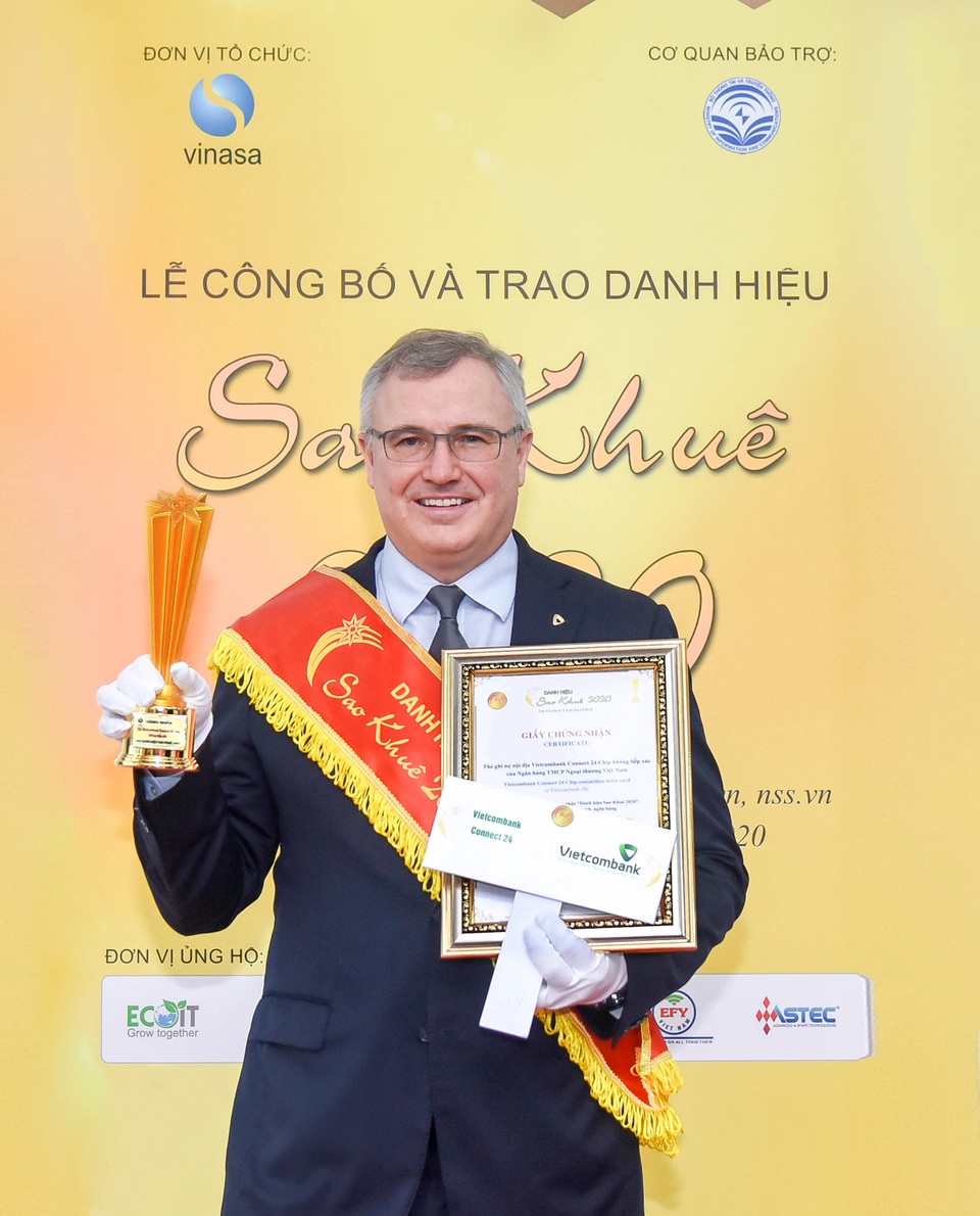 Thẻ Vietcombank Connect 24 chip contactless nhận danh hiệu Sao Khuê năm 2020 - 1 Thẻ Vietcombank Connect 24 chip contactless nhận danh hiệu Sao Khuê năm 2020 - 1