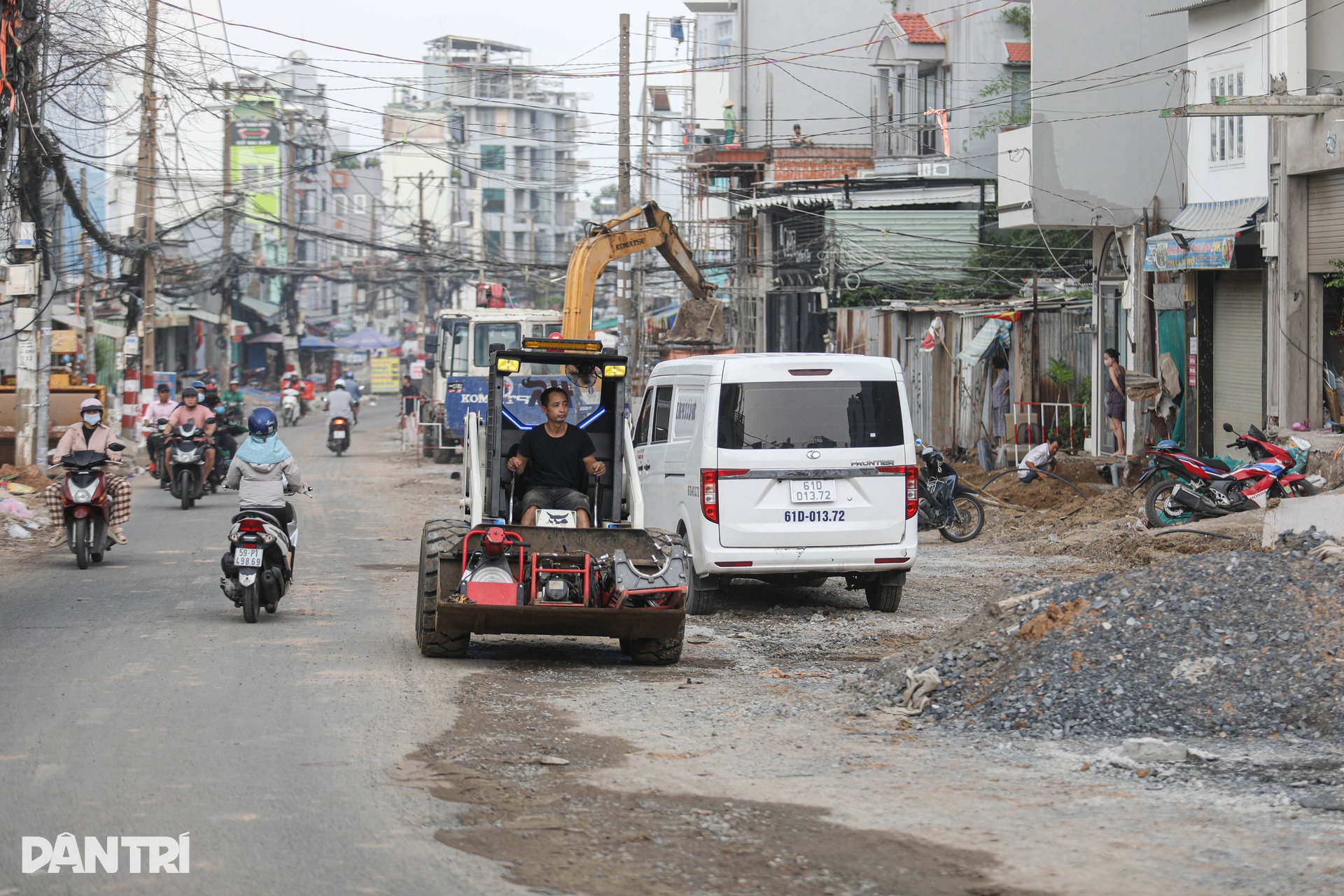 Loạt trụ điện chưa di dời ở dự án 1.000 tỷ mở rộng đường nội đô TPHCM - 12
