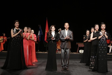 Thời trang Việt “hút hồn” người Pháp với bộ sưu tập áo dài cách tân