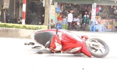 Tài xế vượt đèn đỏ gây tai nạn rồi cuống cuồng bỏ trốn