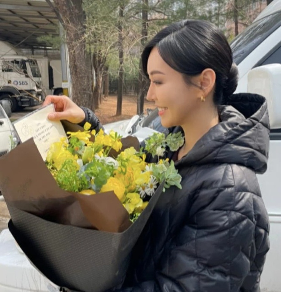 Chồng của ác nữ Kim So Yeon gửi quà đến trường quay tặng vợ - 1 Chồng của ác nữ Kim So Yeon gửi quà đến trường quay tặng vợ - 1