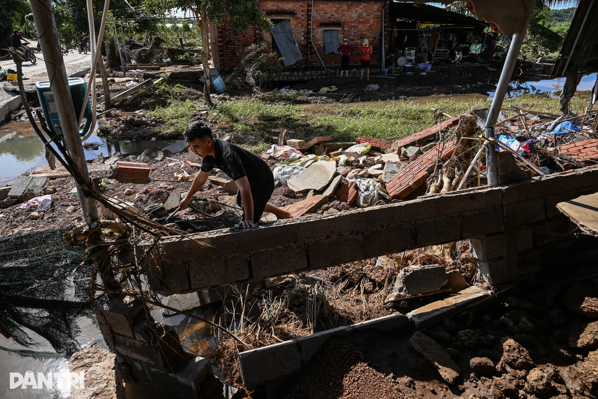Xóm nghèo tan hoang, người dân Lâm Đồng trắng tay sau trận lũ lịch sử - 3 Xóm nghèo tan hoang, người dân Lâm Đồng trắng tay sau trận lũ lịch sử - 3