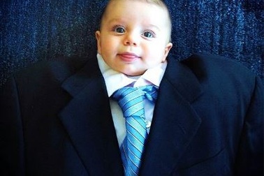 Bộ ảnh đáng yêu của các em bé mặc đồ người lớn 