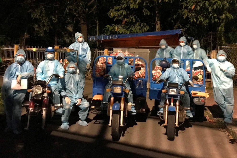 21h đêm, shipper áo xanh vẫn miệt mài mang rau, cá tới khu phong tỏa - 4 21h đêm, shipper áo xanh vẫn miệt mài mang rau, cá tới khu phong tỏa - 4