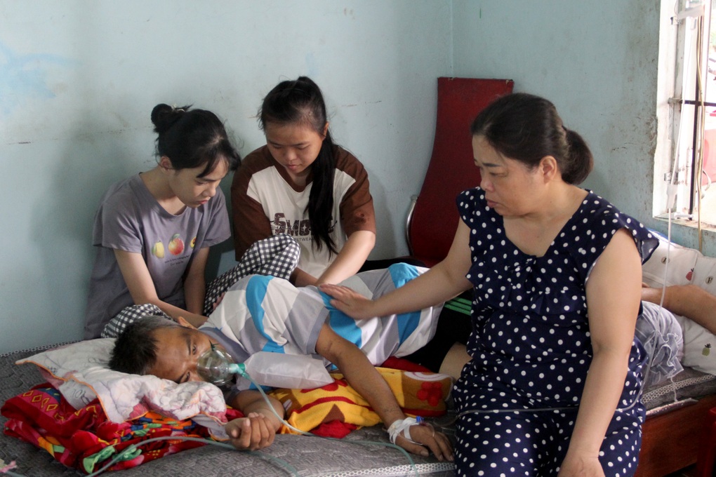 Cha nằm thoi thóp, mẹ không kiếm nổi 1 triệu đồng để con đến trường - 1 Cha nằm thoi thóp, mẹ không kiếm nổi 1 triệu đồng để con đến trường - 1