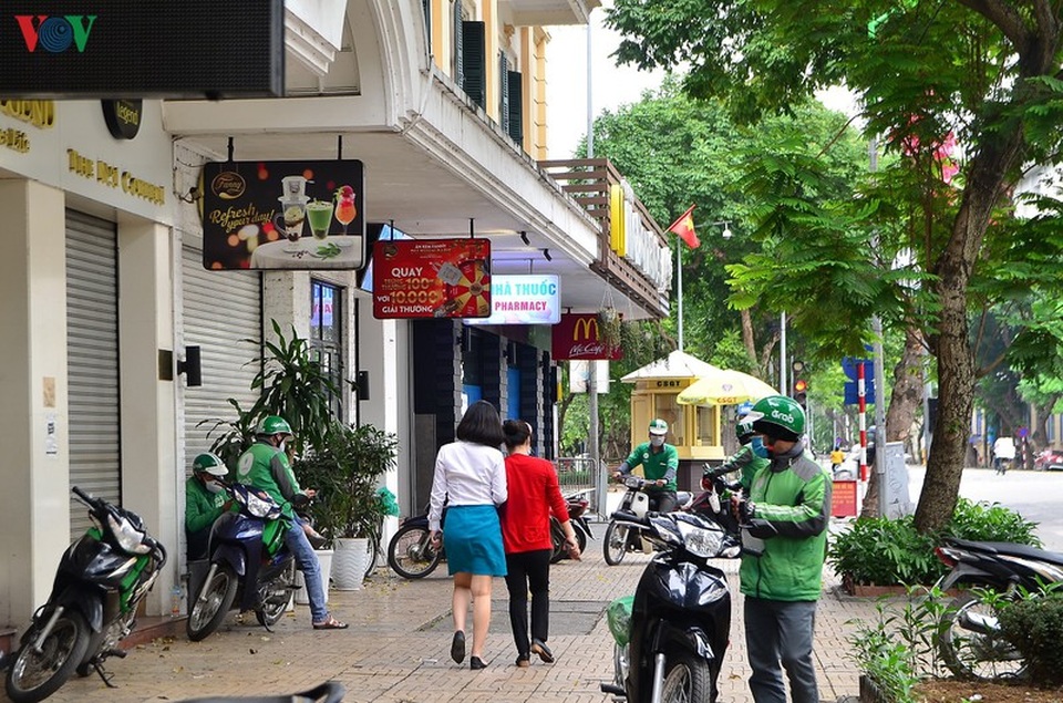 Giờ ăn trưa, shipper chen chúc lấy hàng, giao hàng mùa dịch Covid-19 - 9 Giờ ăn trưa, shipper chen chúc lấy hàng, giao hàng mùa dịch Covid-19 - 9