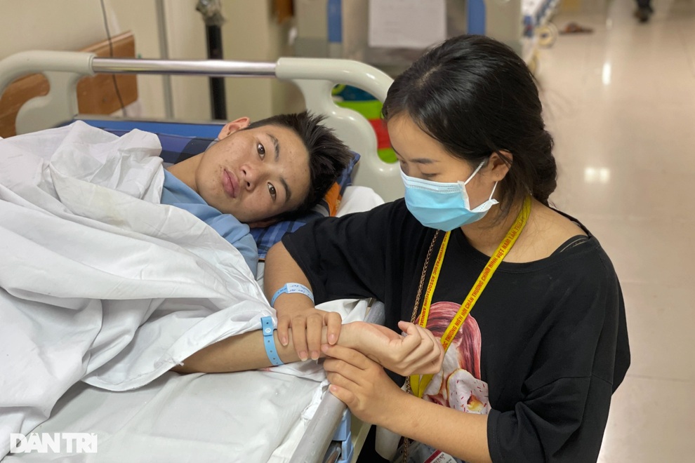 Xót xa số phận nghiệt ngã của cậu bé người Dao làm phụ hồ nuôi em gái nhỏ - 3 Xót xa số phận nghiệt ngã của cậu bé người Dao làm phụ hồ nuôi em gái nhỏ - 3