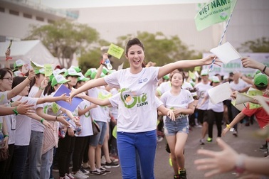 Hoa hậu Ngọc Hân hết mình cùng "Ngày trái đất"