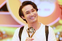 Huỳnh Lập để nguyên tạo hình già nua, hốt hoảng chạy đến sân khấu nhận giải